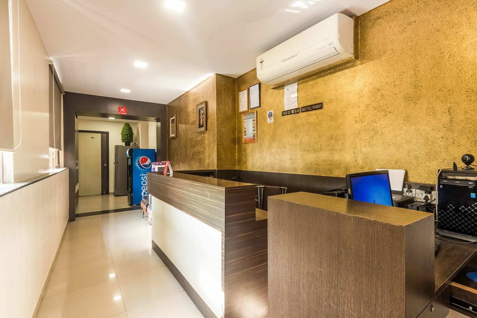 โอโย 7892 โฮเต็ล มิเนอร์วา เรซิเดนซี Hotel มุมไบ ภายนอก รูปภาพ